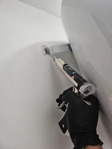 Pose de points de gel contre les cafards, Draguignan, FLB Nuisibles